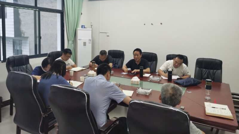 龙潭坪镇：镇、村干部连夜值守 全力以赴应对强降雨