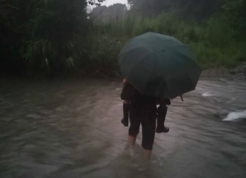 河口乡：七旬老人被困山沟 村干部冒雨营救