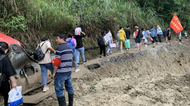 人潮溪镇：党员干群齐努力 护送考生回家乡