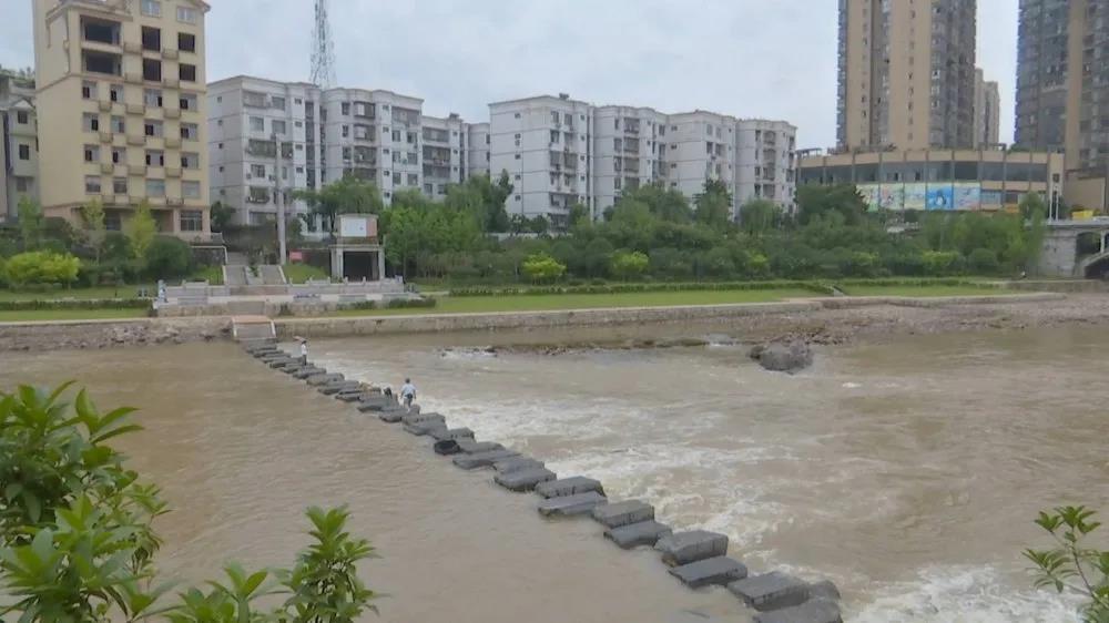 少年过河不慎落水 两市民合力将其救起