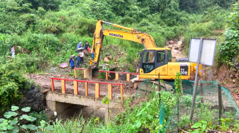 人潮溪镇：全力抢通受损道路 保障群众安全出行