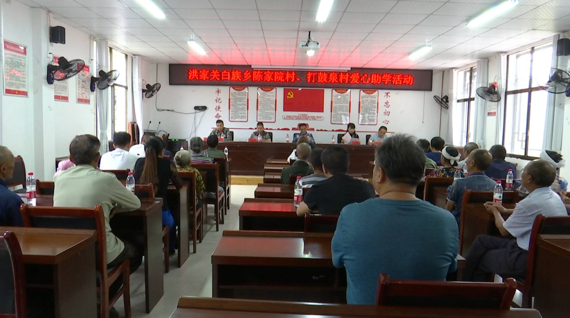 张家界军分区到洪家关白族乡举行爱心助学活动