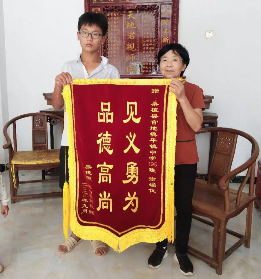 正能量！15岁学生见义勇为救落水儿童