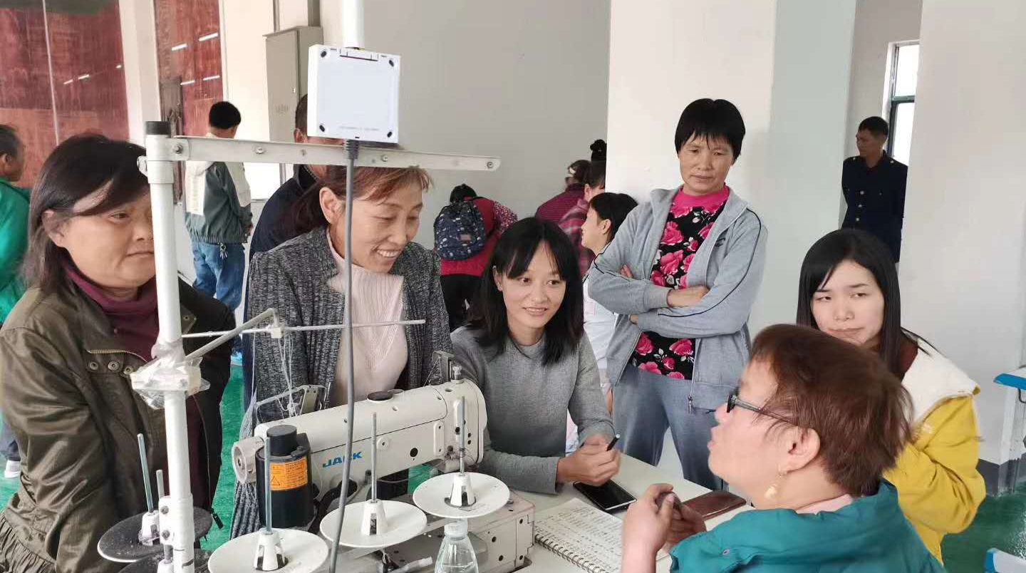 芙蓉桥白族乡：芙蓉桥里有服饰 织布织出幸福路