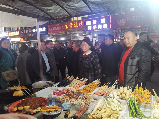【城市是我家】整治城区夜市摊点 扎实推进省级卫生县城复审