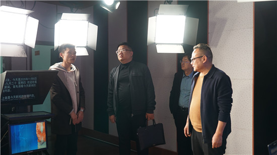 汤程慰问县融媒体中心新闻工作者