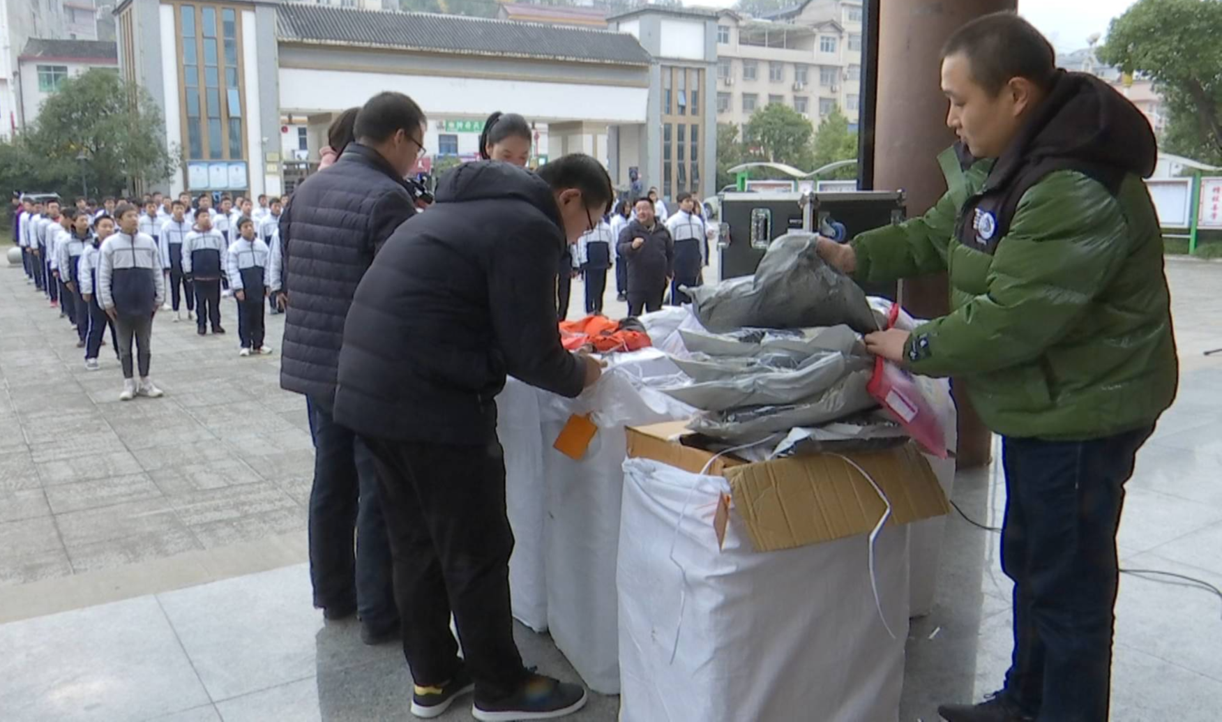 致公党张家界市直工委携手爱心企业来到桑植县开展爱心捐赠