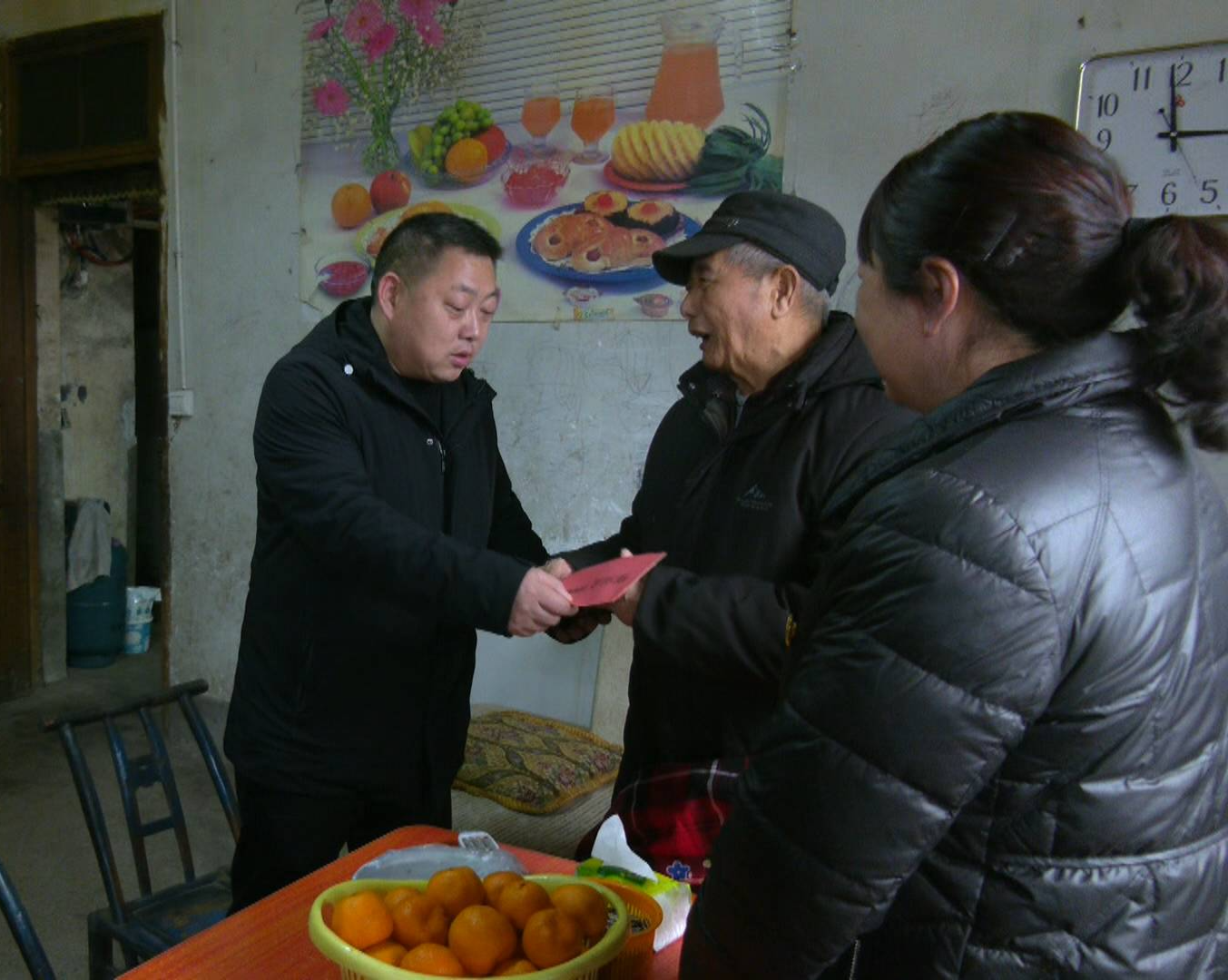程持恒到文明路社区看望慰问困难党员