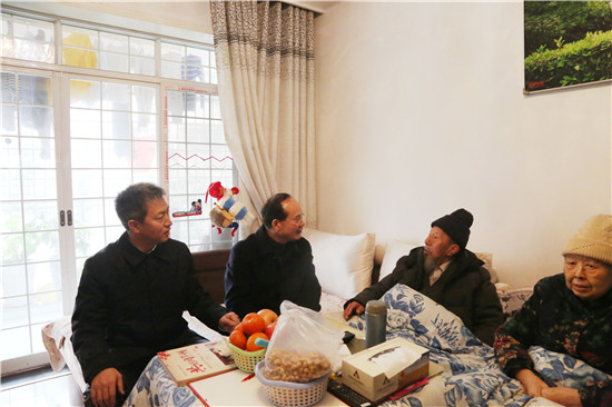 汪业元来桑植县走访慰问困难党员和群众