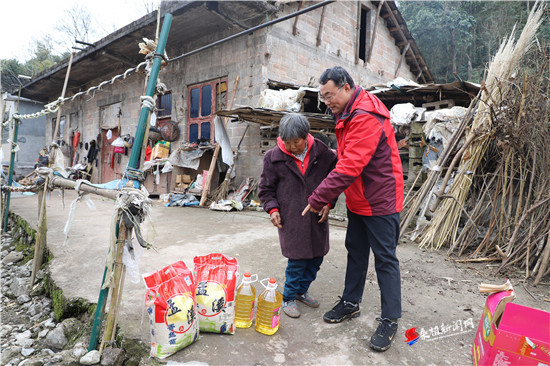 情系贫困户关怀暖民心桑植法院春节前集中慰问贫困户