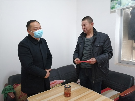 陈荣昌走访慰问下岗特困职工