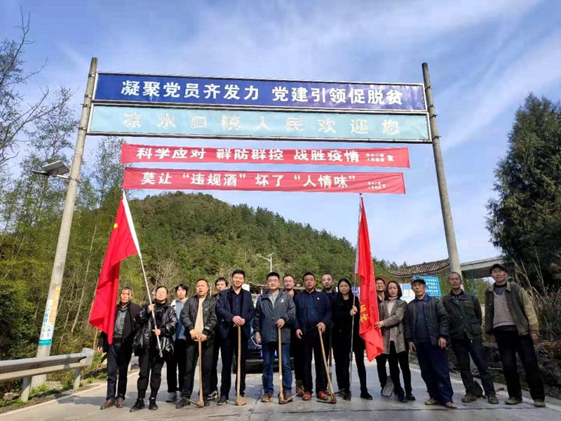 凉水口镇植树节百人义务植树500多株
