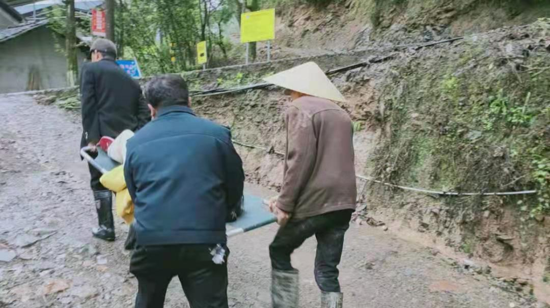 走马坪白族乡：孕妇临产路中断  众人护送保平安