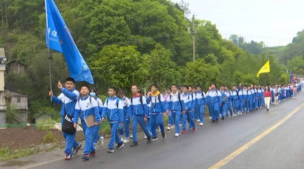 奋斗百年路 启航新征程 | 桑植金海实验学校：重走长征路 向建党100周年献礼