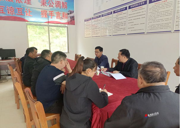 张家界市中级人民法院到利福塔镇青龙村“认亲”
