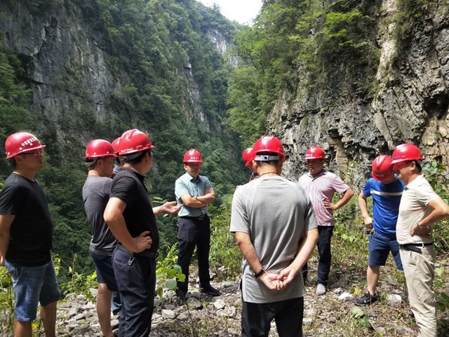 杨昌顺调研人潮溪镇石溪公路施工情况