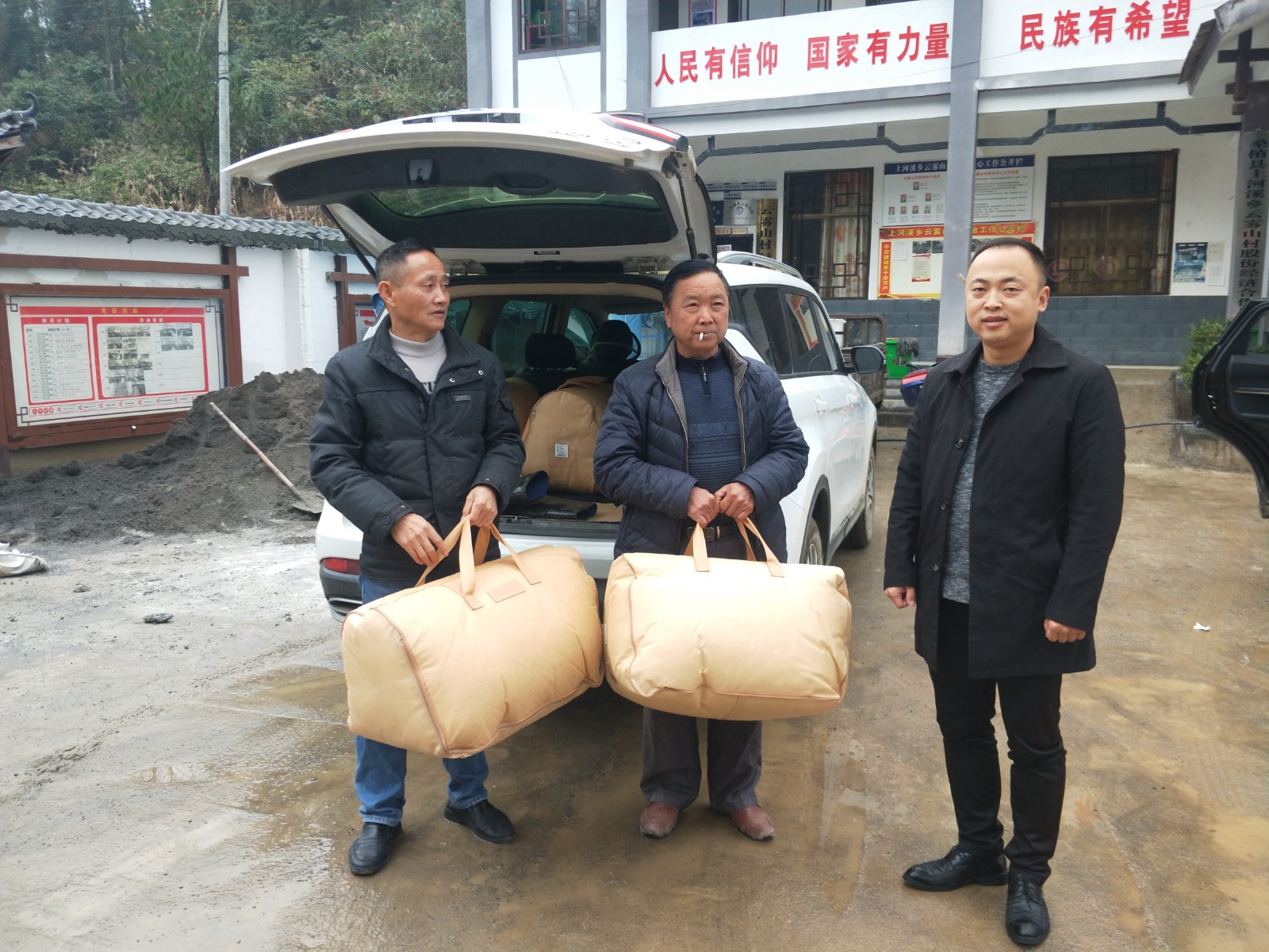 【“两委”换届在行动】上河溪乡：慰问即将离任村干部  营造“两委”换届良好氛围