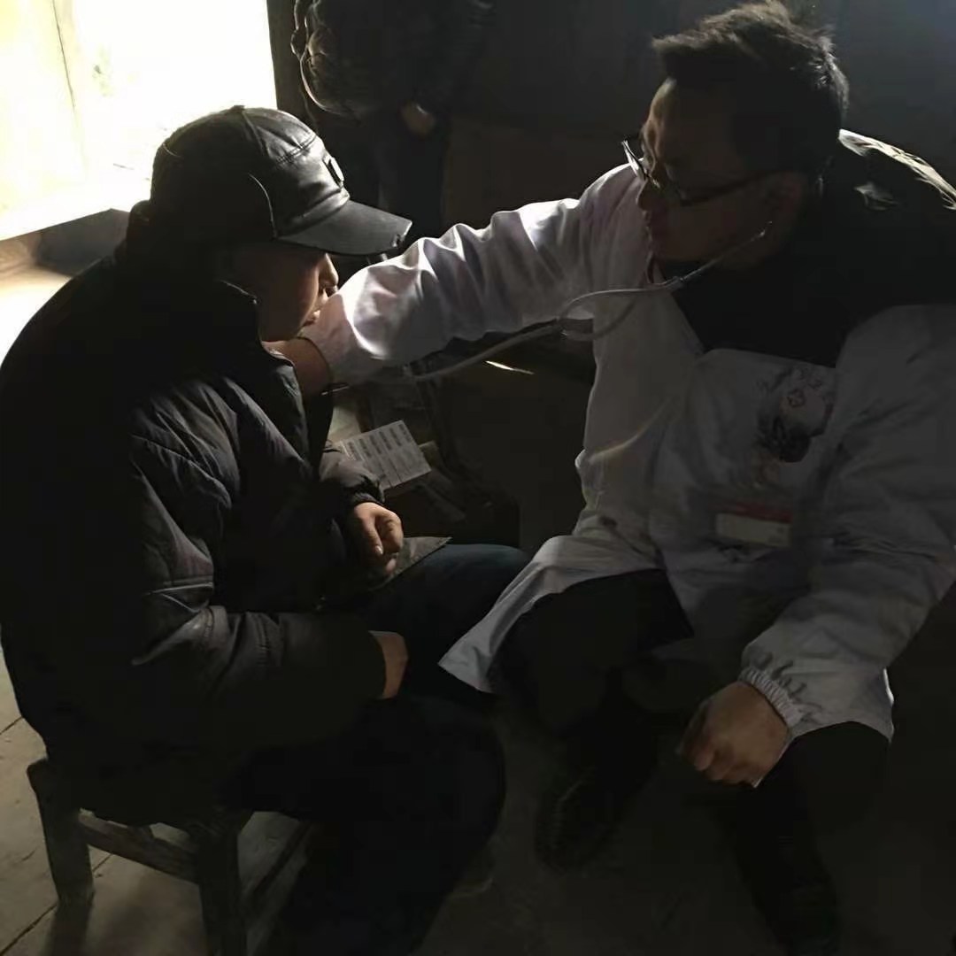 沙塔坪乡卫生院： 走访贫困严重精神障碍患者   慰问暖人心