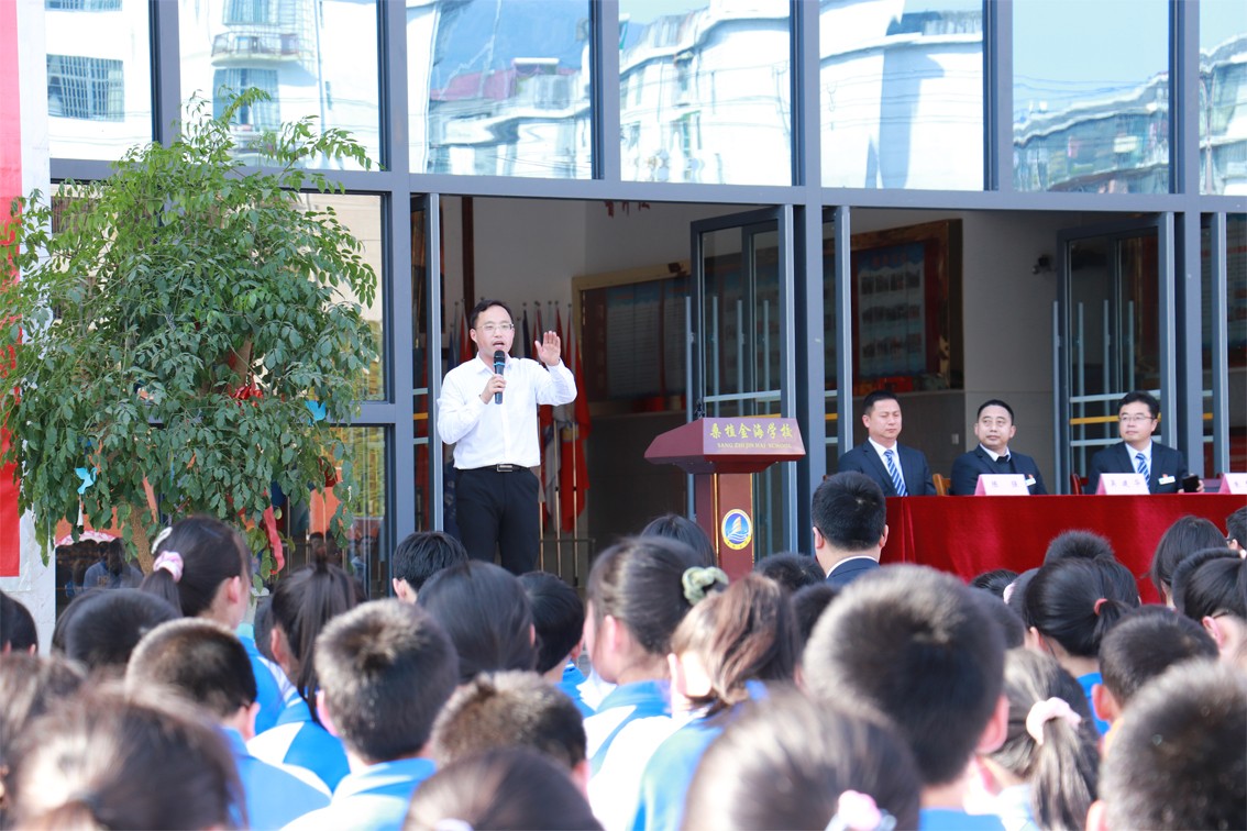 桑植县金海实验学校千余名师生接受革命传统教育