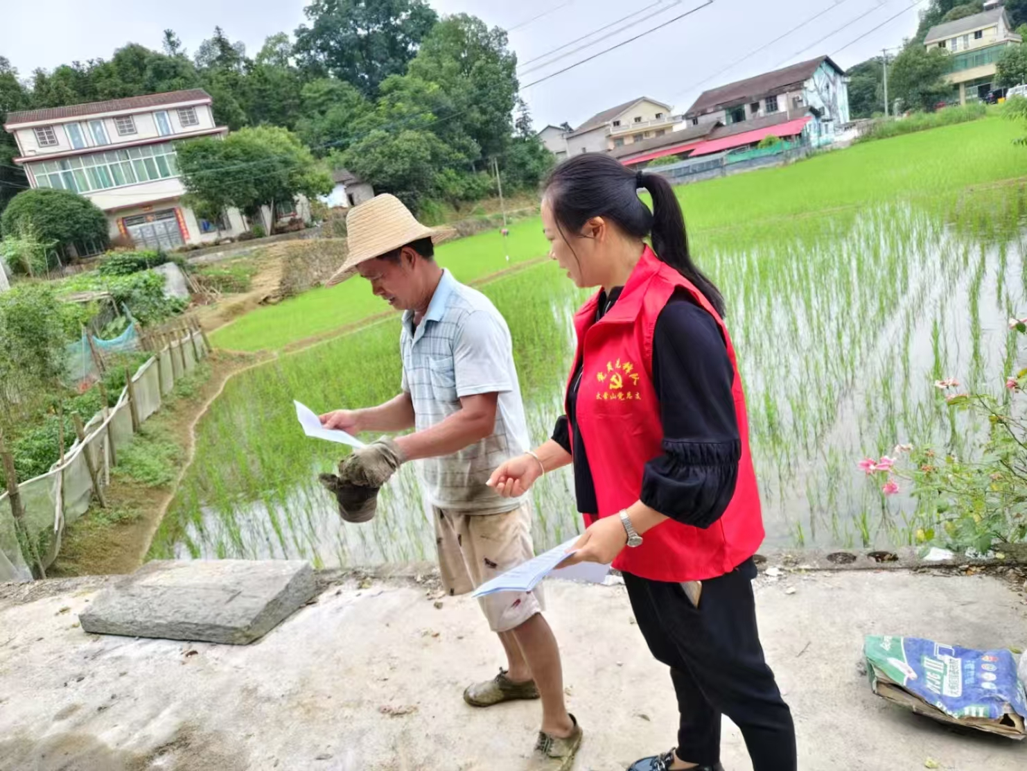汉寿县军山铺镇：“秸”尽全力 防患未“燃”