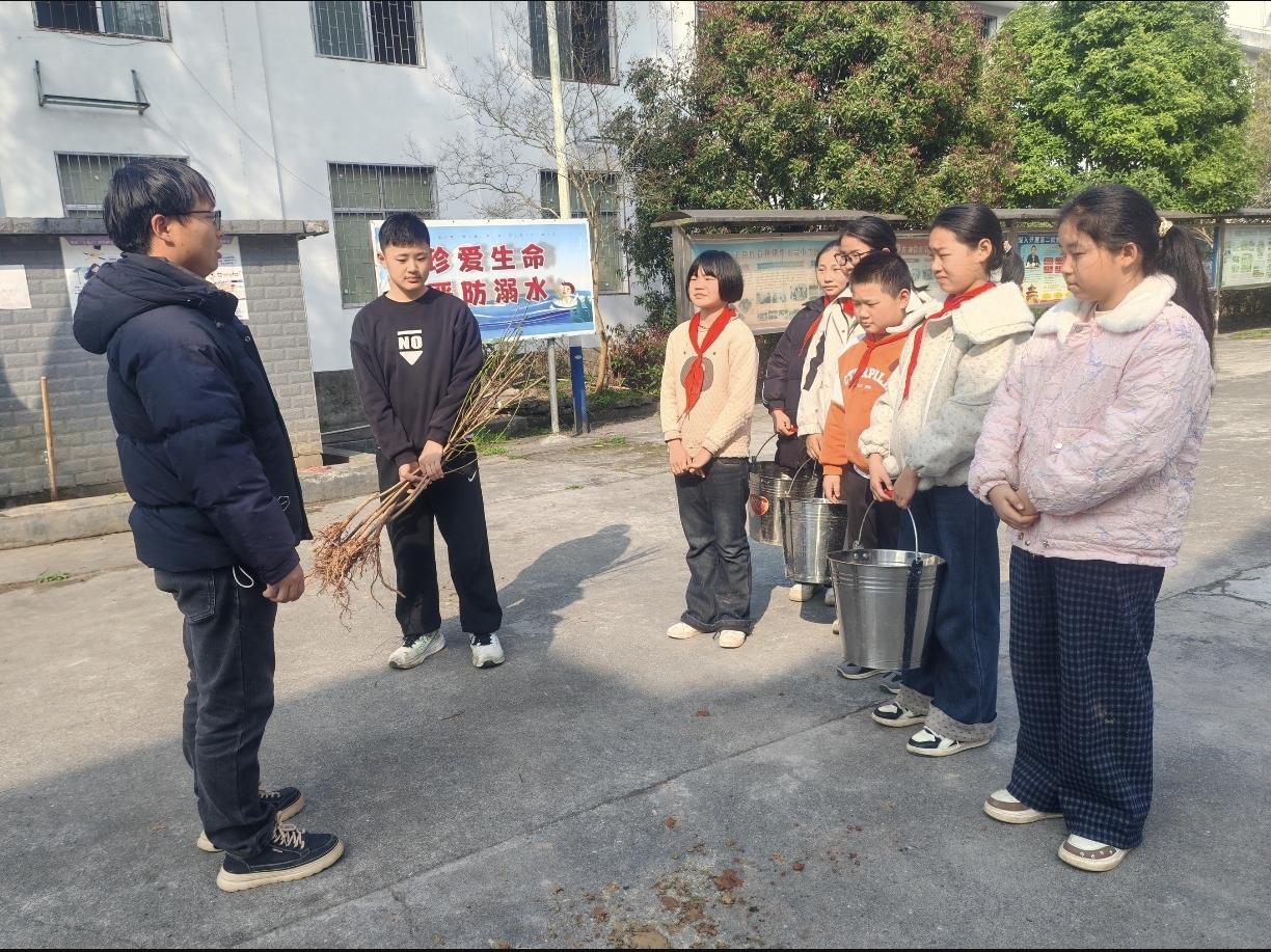 植绿护绿 共筑美好一一古丈县红石林镇中心完小师生植树活动