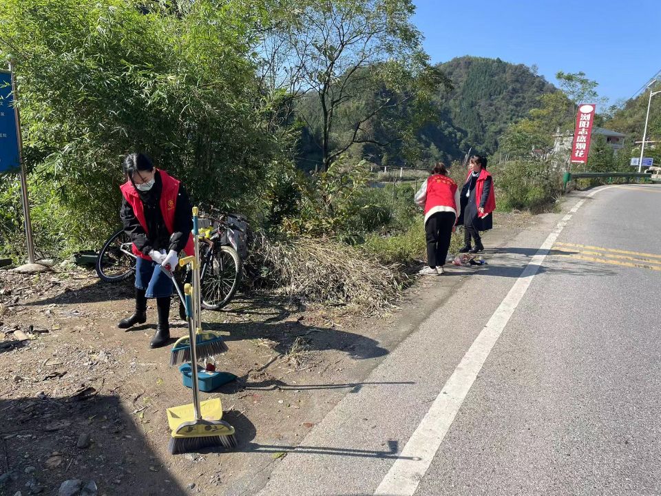 袁家镇：党群齐心  共建美丽乡村