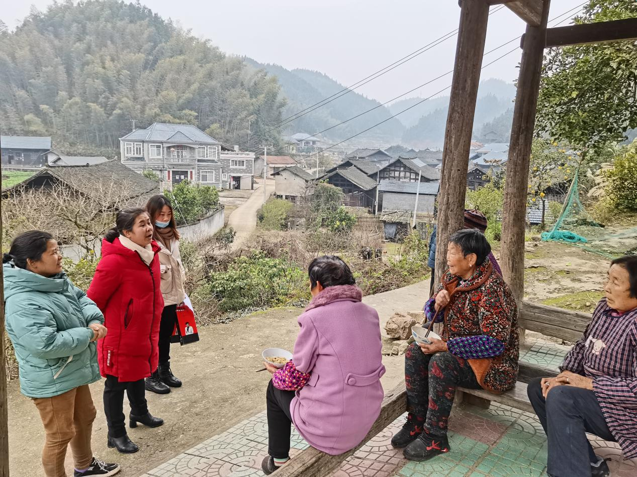 袁家镇：袁家镇开展“敲门行动” 为民服务护民平安