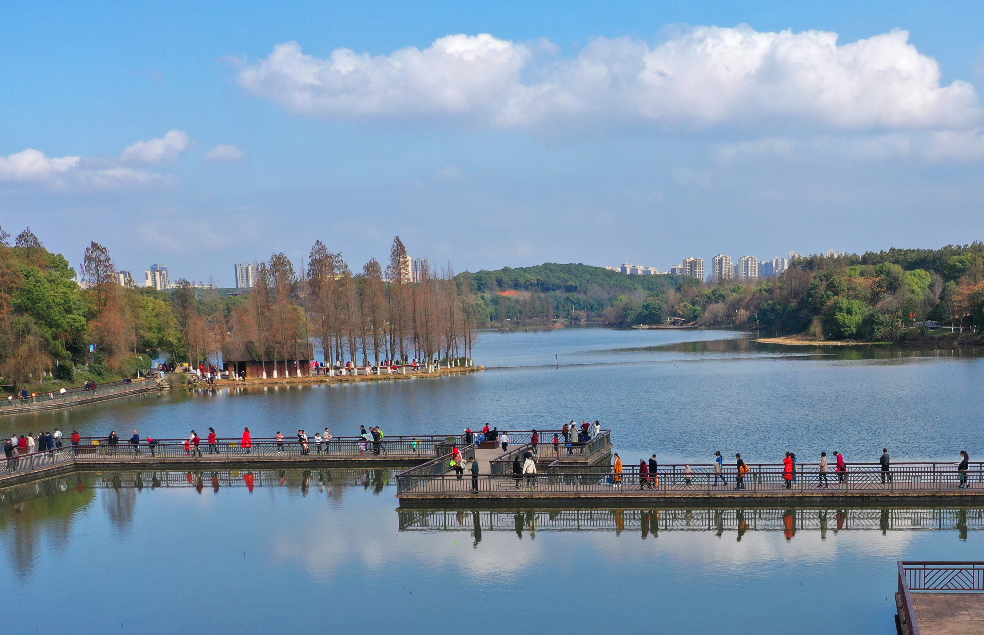 [1/9] 2021年2月13日,人们在湖南省衡阳市雁峰区南湖公园休闲游玩