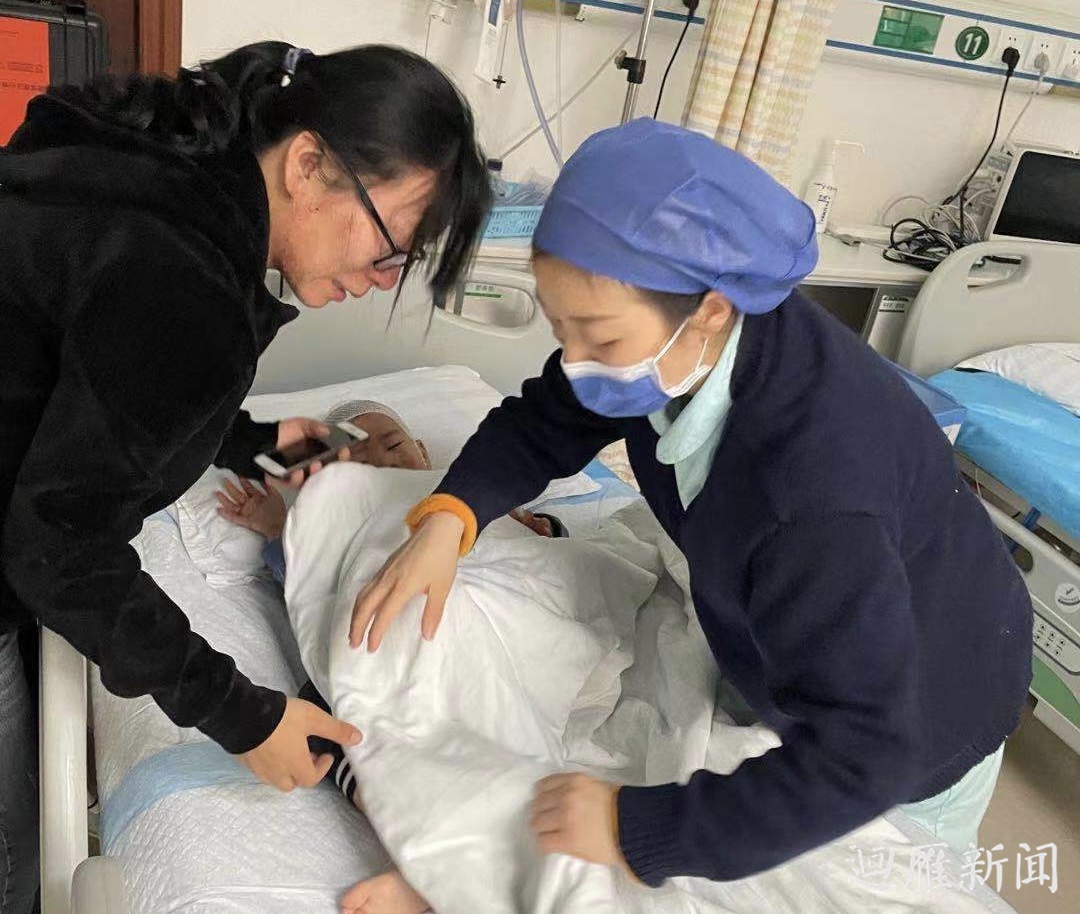 衡阳雁峰：暖心！三岁小孩被卷车底，“衡阳群众”抬车救人