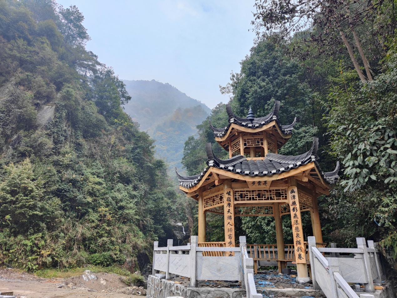 蒿吉坪瑶族乡：修建便民亭 打造美丽团寨