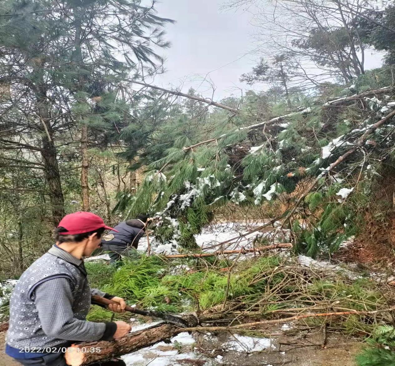 冰雪新春在一线｜蒿吉坪瑶族乡：积极疏通道路 保障群众安全出行
