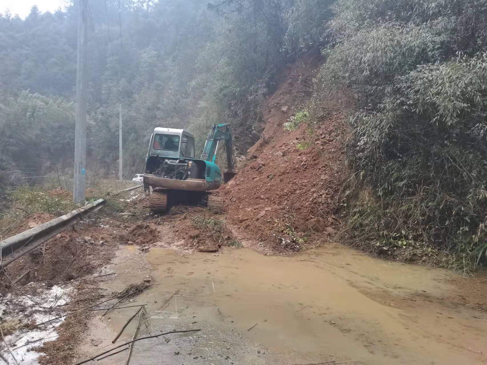 蒿吉坪瑶族乡：及时清理道路塌方，确保群众春节期间出行安全