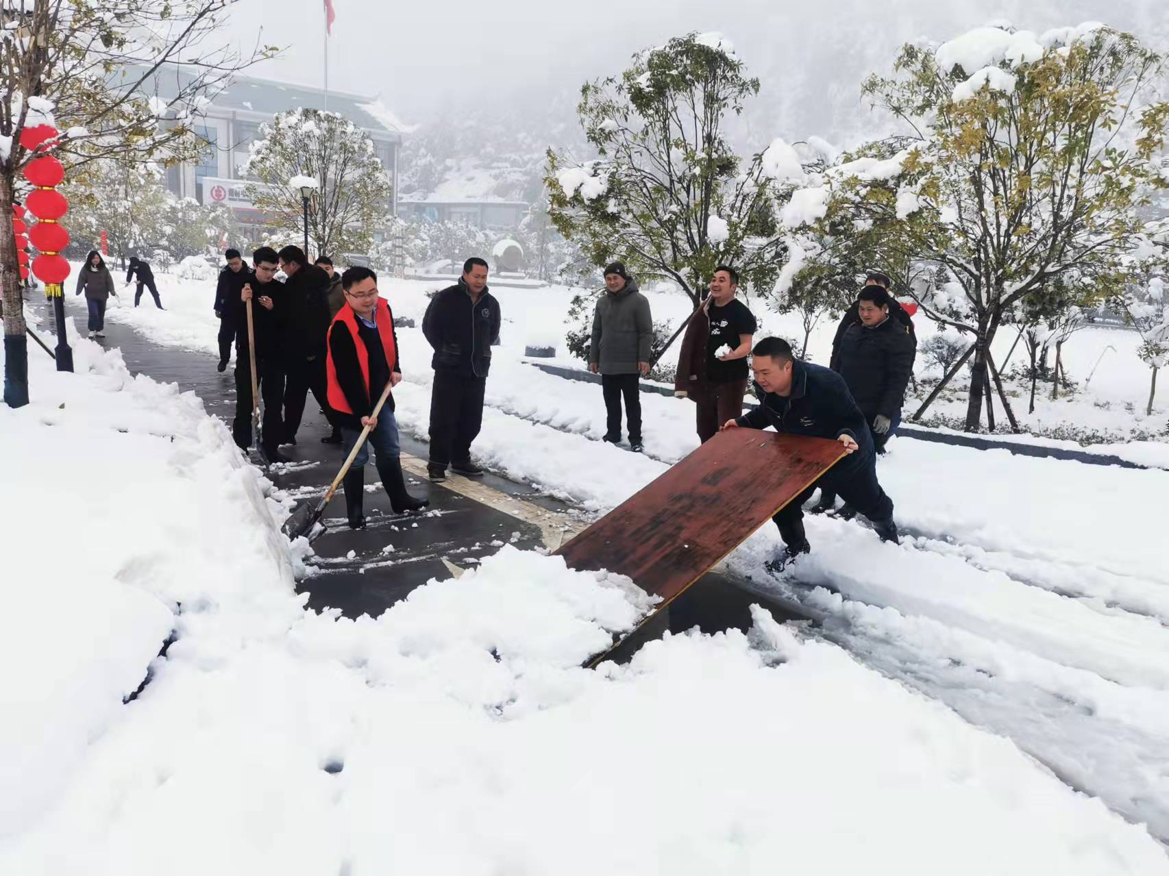 蒿吉坪瑶族乡：积极开展雪后清扫及敲门行动
