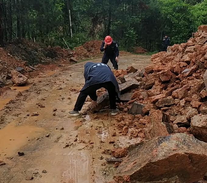 蒿吉坪瑶族乡：及时清理道路塌方，确保群众安全出行