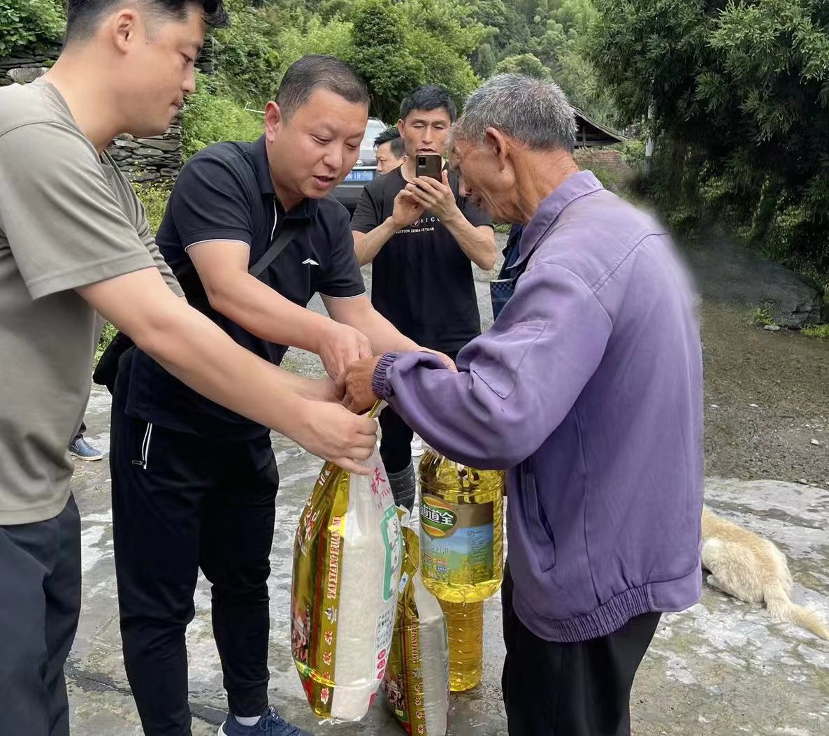 白云到蒿吉坪瑶族乡指导开展防汛抗灾工作