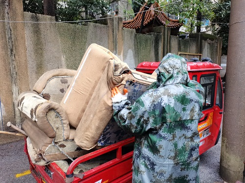 葩金社區(qū)：清理廢舊家具 建設(shè)美麗家園