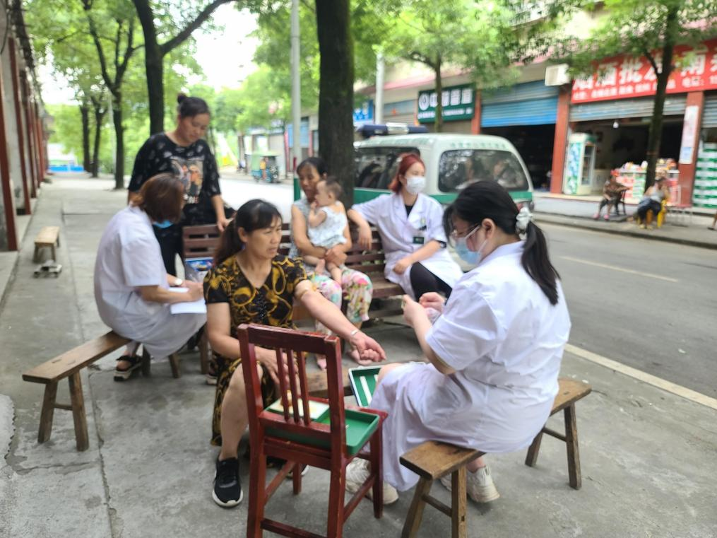 中方县铜湾镇市场监管所：服务群众“零距离” 上门办证暖人心