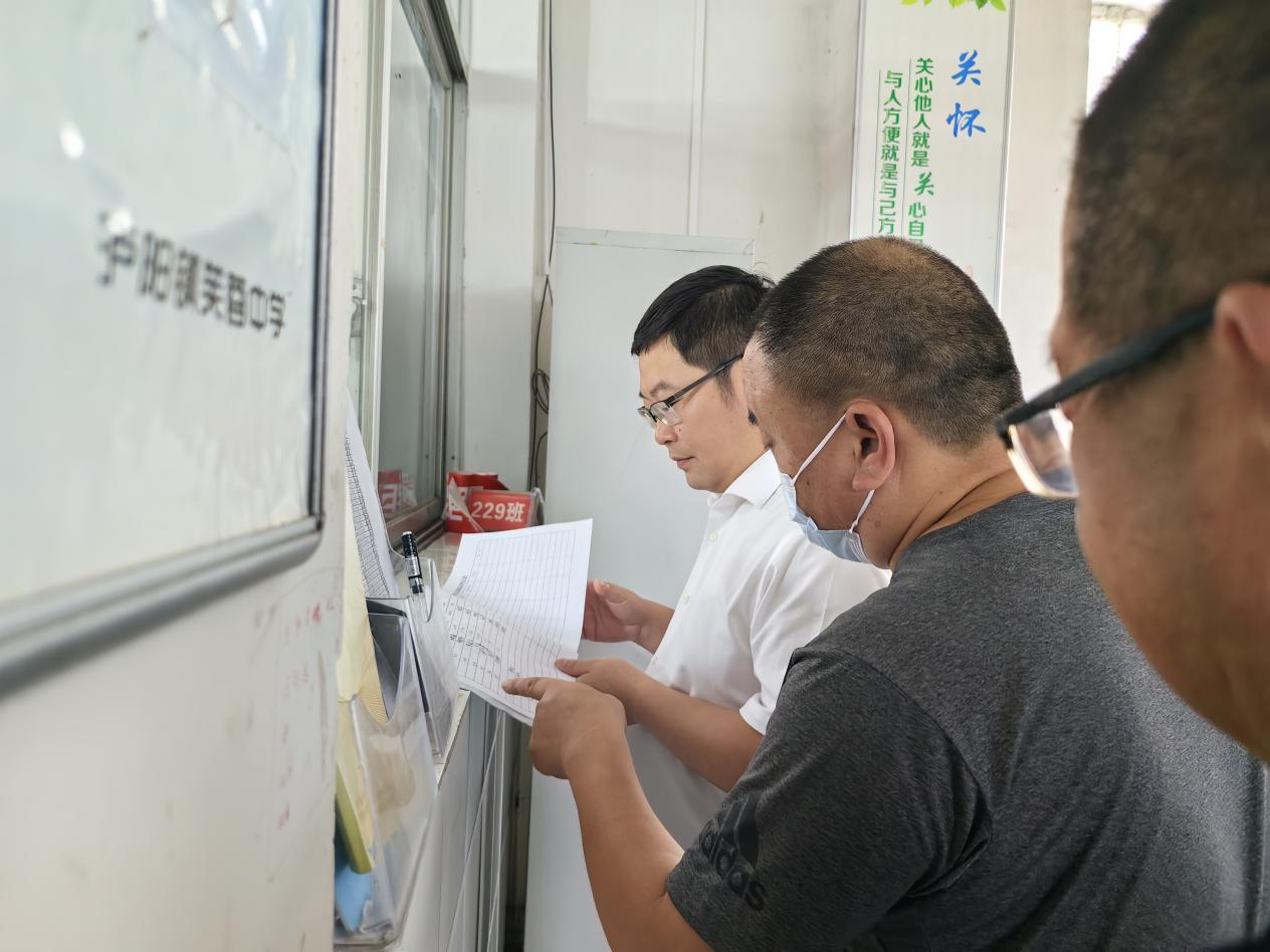 县领导督导学校食品安全“两个责任”落实情况