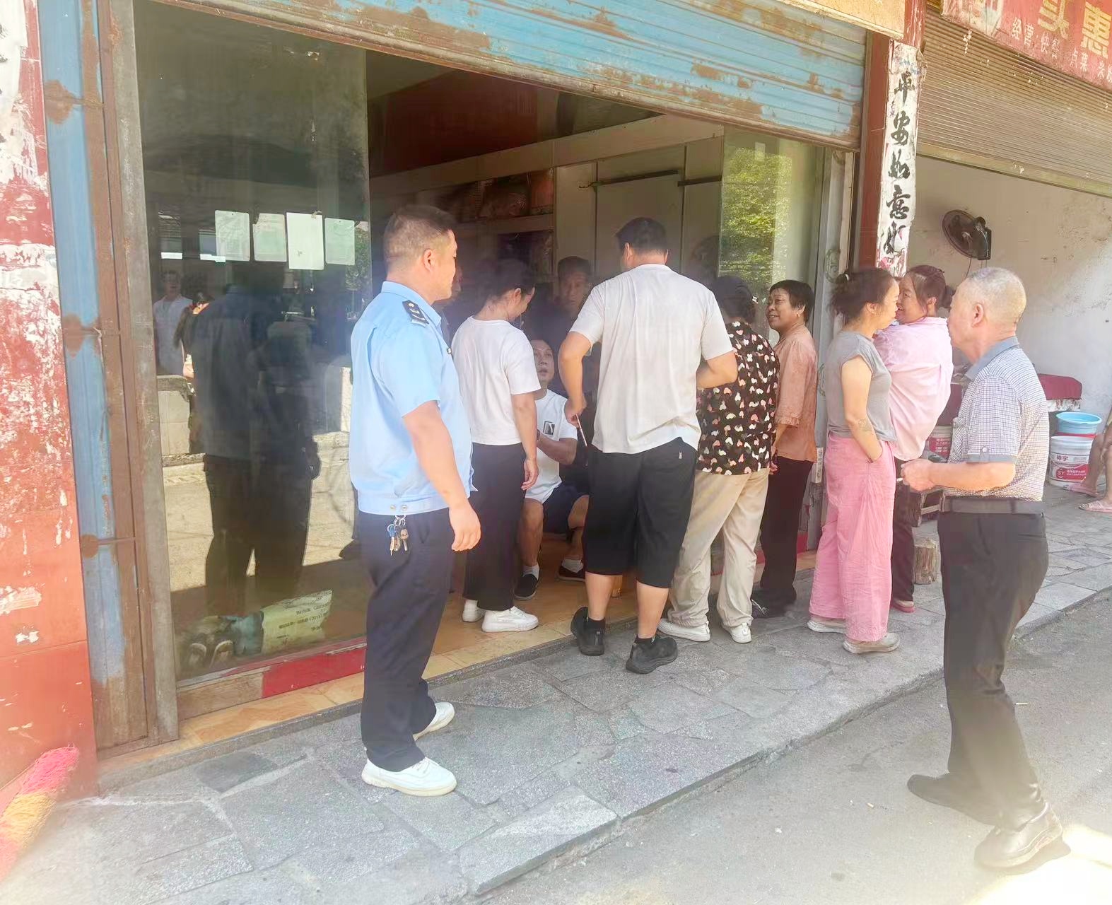 便民办证零距离 守护群众“舌尖安全”——铁坡镇市场监管所上门服务暖企惠民