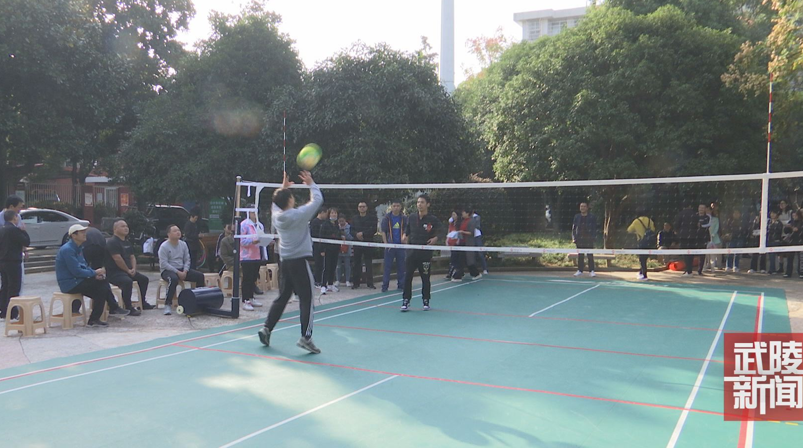 丹阳街道举办社区趣味气排球运动会