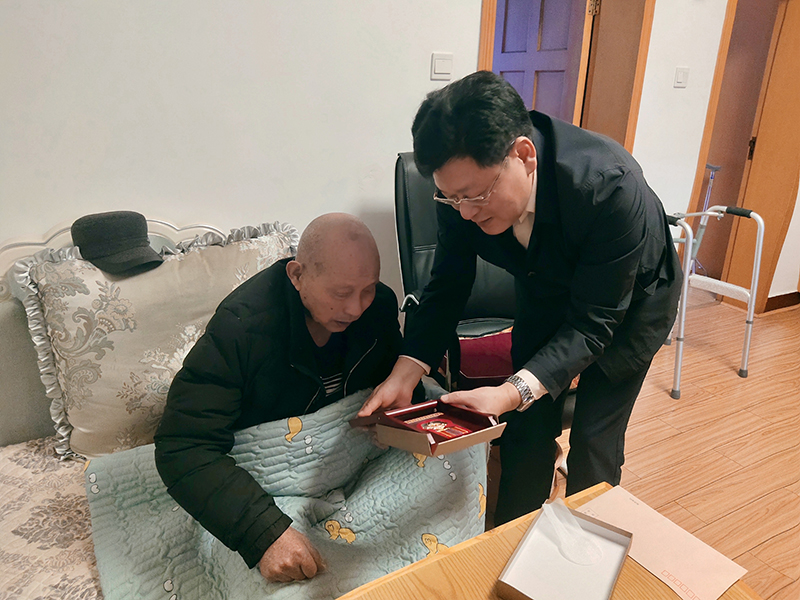 武陵区市场监管局为抗美援朝老兵送上纪念章