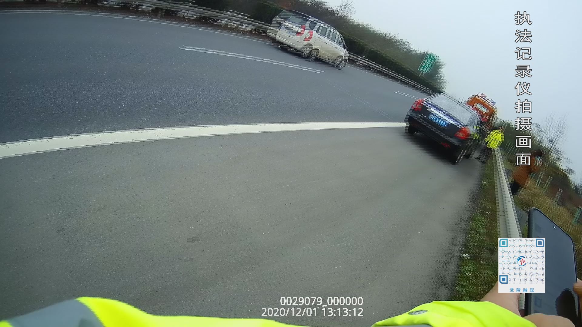 常德：一男子跟着导航走错  驾车在高速路上逆行