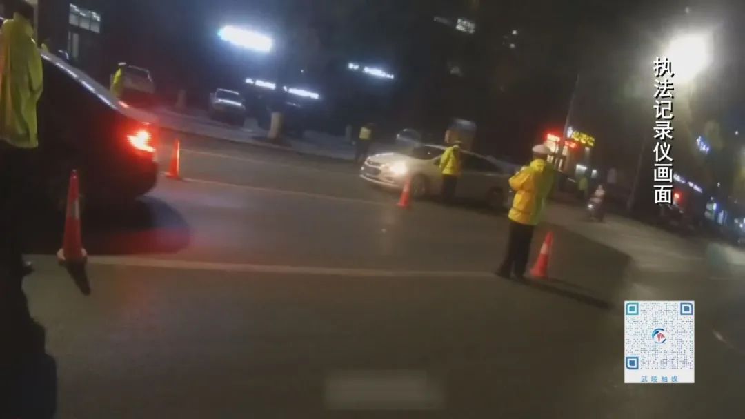 外卖小哥酒驾被查  交警协助完成外卖送单