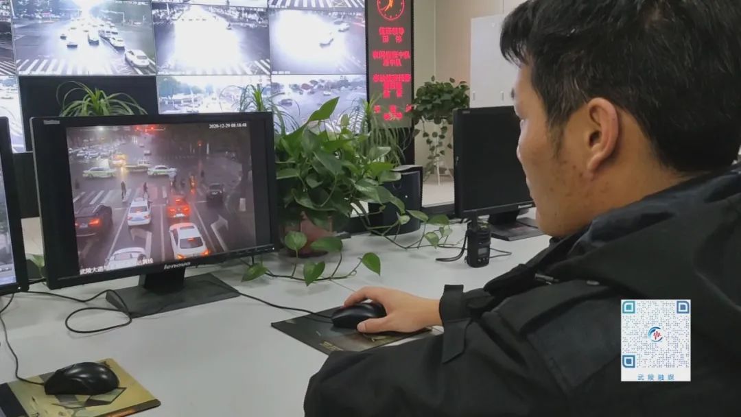 老人重伤情况危急 交警接力抢救生命