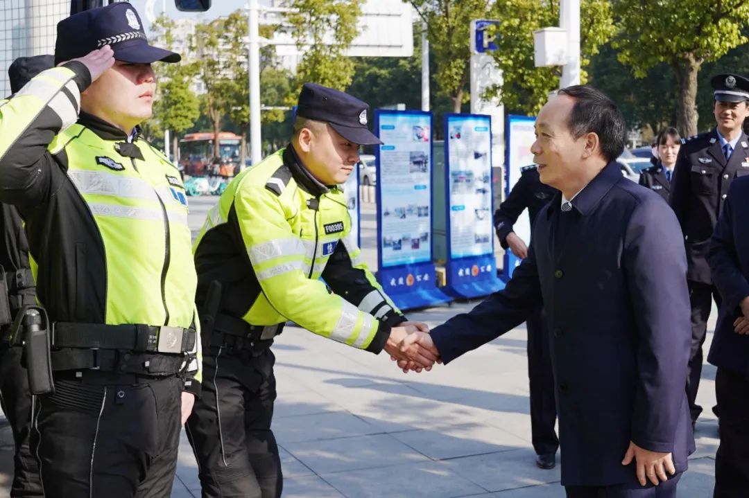 周德睿同志在首个“中国人民警察节”来临之际慰问一线公安民（辅）警
