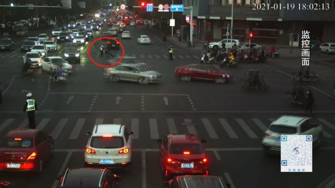 老人推轮椅被困道路中央  民警暖心护送