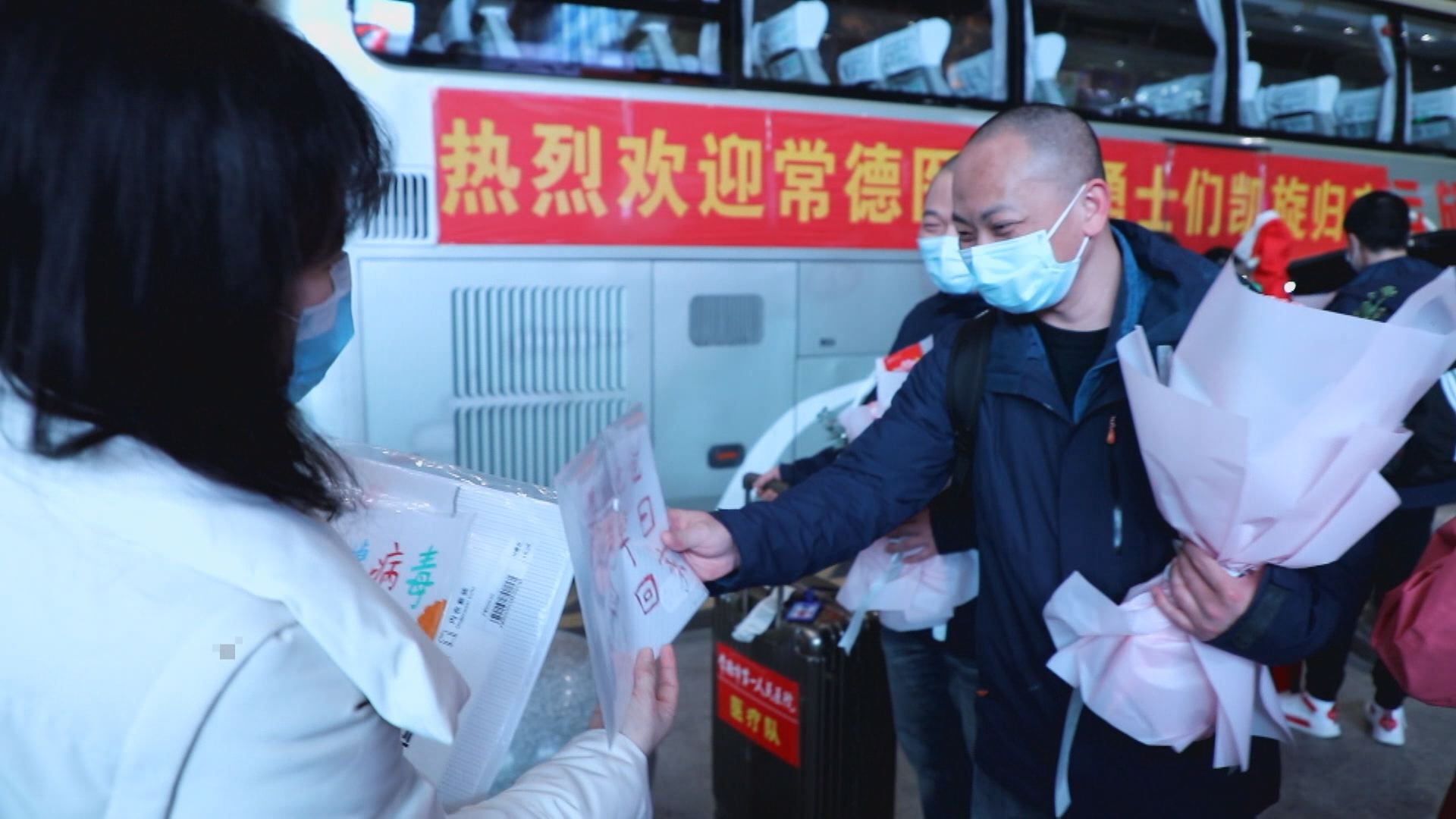 英雄凯旋：孩子们迎接英雄爸妈返回常德