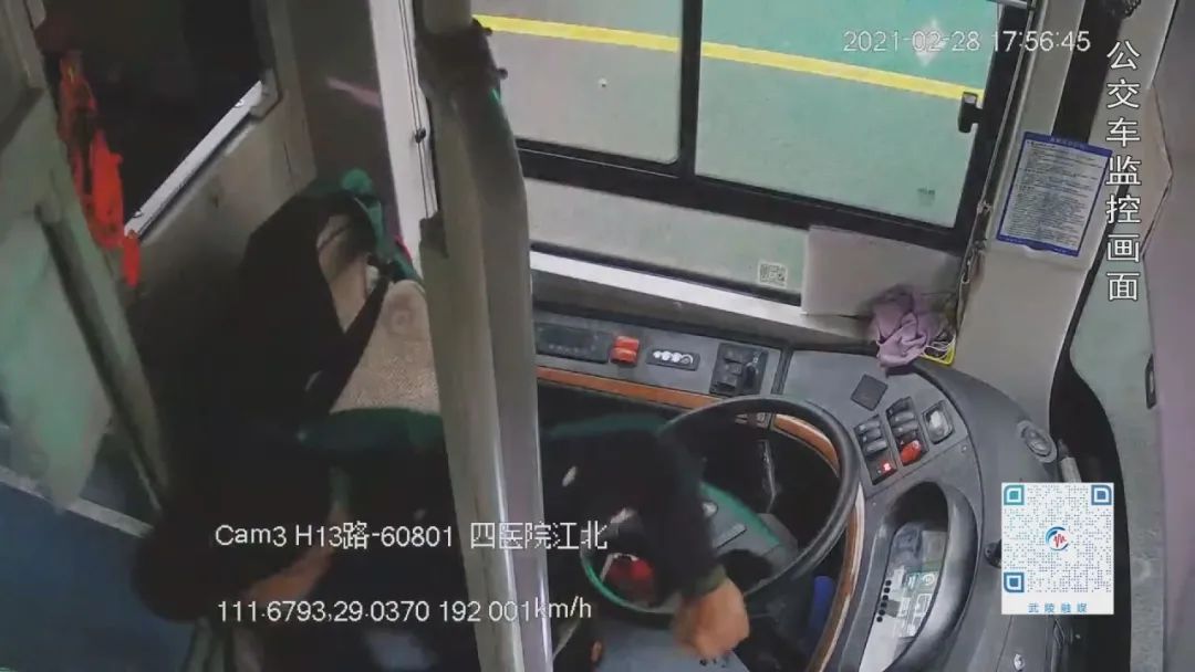 H13线公交车上暖心一幕  驾驶员乘客合力救助昏迷乘客