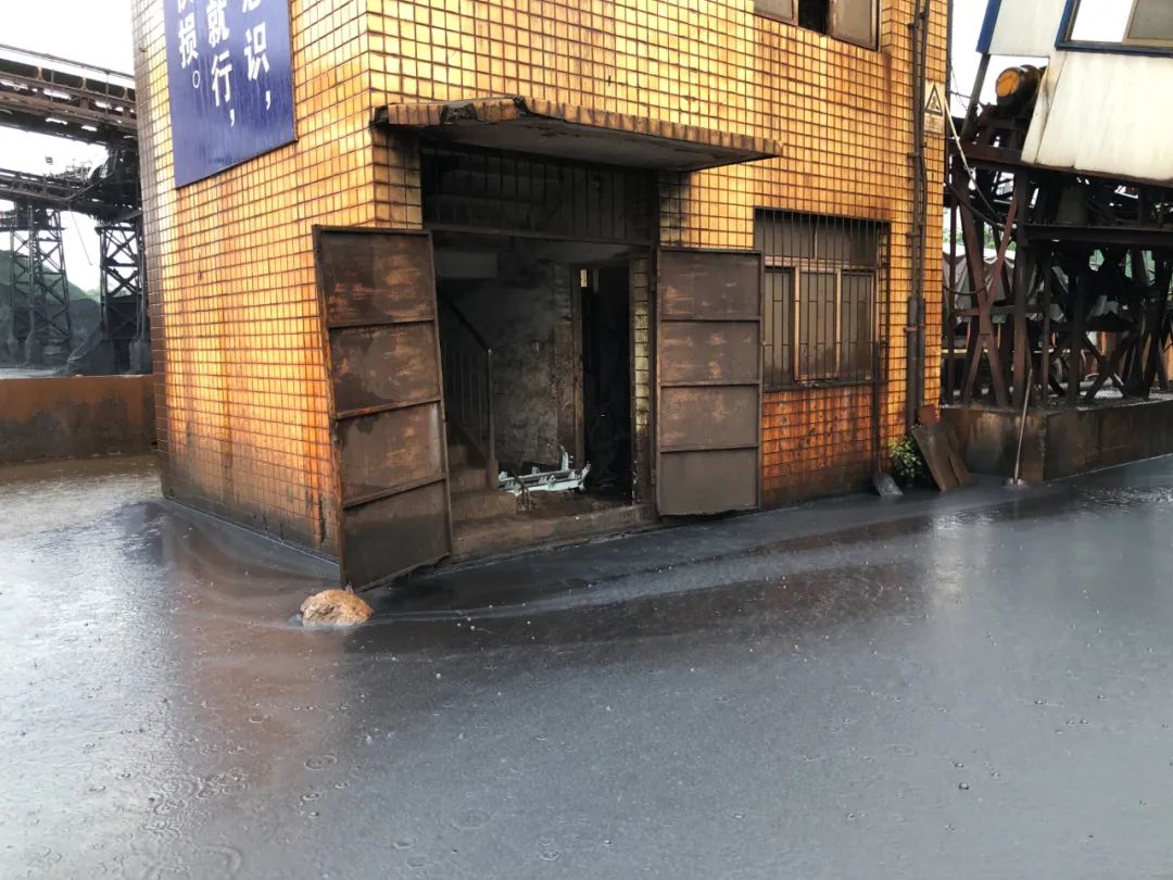 进驻次日，督察人员冒雨直奔现场！