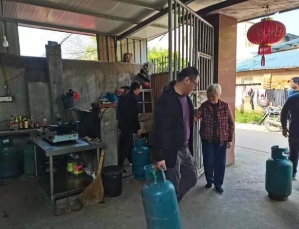 启明街道取缔非法送气点保居民安全